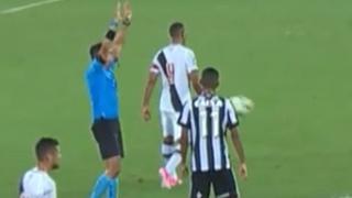 Jugador de Botafogo se enfureció y le tiró un pelotazo a árbitro en final de Taca Río [VIDEO]
