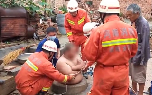 Bomberos llegaron para poder rescatar al joven de 28 años que quedó atascado en el pozo. (Foto: Captura de video/YouTube) | (Desliza hacia la izquierda para ver más foto)