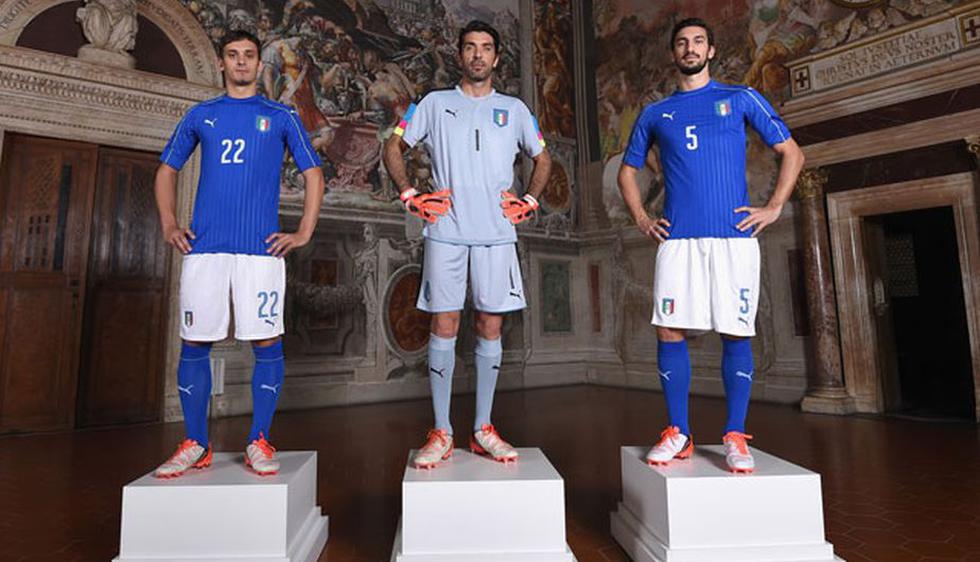 Las camisetas y banderas de los países que no guardan relación.