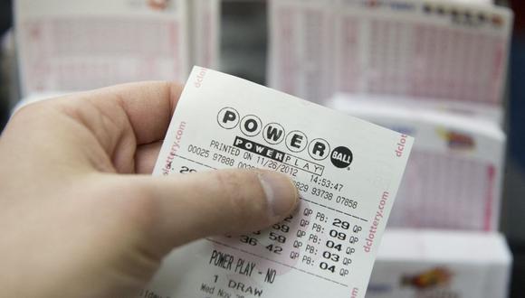 Una persona cotejando su boleto de lotería Powerball en una tienda en Washington el 26 de noviembre de 2012 (Foto: Saúl Loeb / AFP)