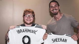 Zlatan lo volvió a hacer: Ibrahimovic le regaló su camiseta a Ed Sheeran y dejó curioso mensaje en redes