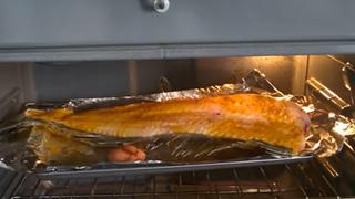 El inquietante momento en que un pescado ‘salta’ dentro de un horno mientras es cocinado
