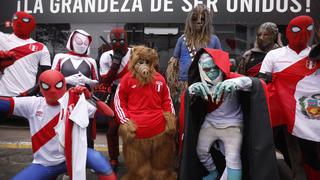 Con Chewbacca y Alf: Pintorescos personajes llegaron al hotel de la selección peruana