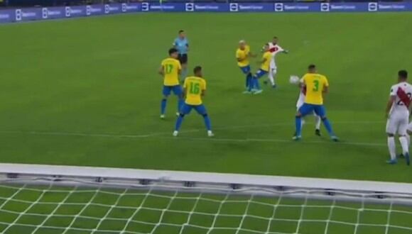 Thiago Silva cambió la trayectoria del balón pero el árbitro no revisó la acción. (Captura: América TV)