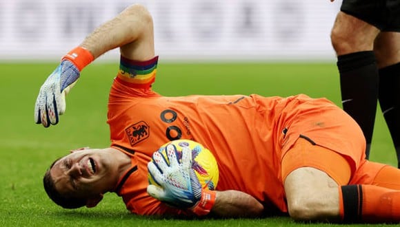 Emiliano Martínez lesionado en Aston Villa vs. Newcastle. (Getty Images)