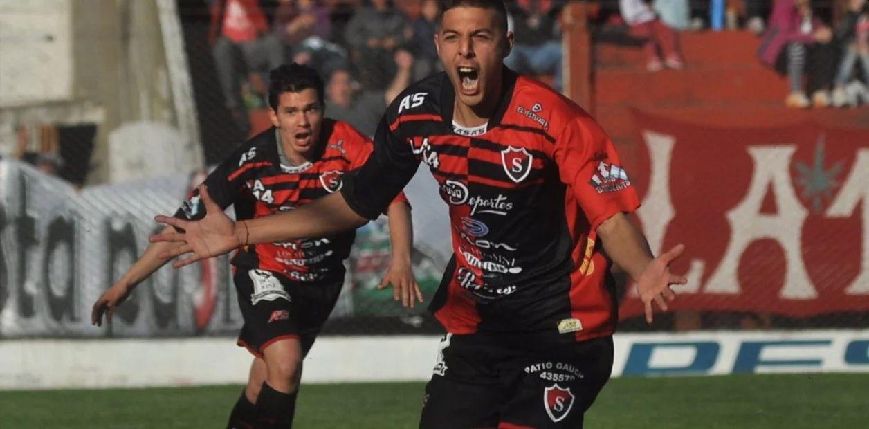 Su nombre es Mauro Sabatini, es un crack en el Sporting de Punta Alta de Buenos Aires y los hinchas luchan por retenerlo.