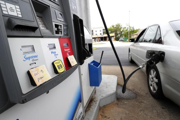 Vehículo abasteciéndose de combustible en estación de servicio en Estados Unidos (Foto: EFE)