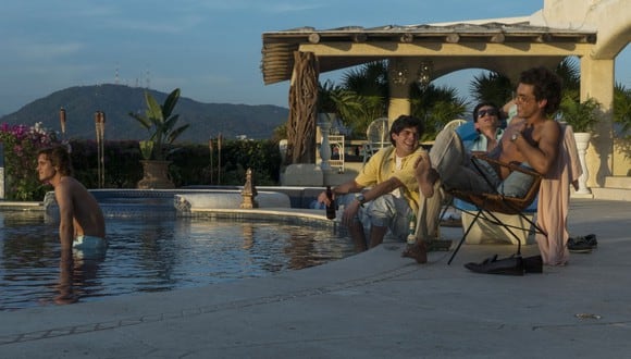 La bioserie de Luis Miguel recrea que la mansión de Acapulco la usó para dar grandes fiestas con sus amigos (Foto: Netflix)