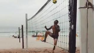 Paolo Guerrero se luce jugando fútbol net en playa de Brasil [VIDEO]