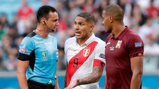 Hinchas de la 'bicolor' pidieron que el árbitro del Perú vs. Venezuela no abordara el avión [VIDEO]