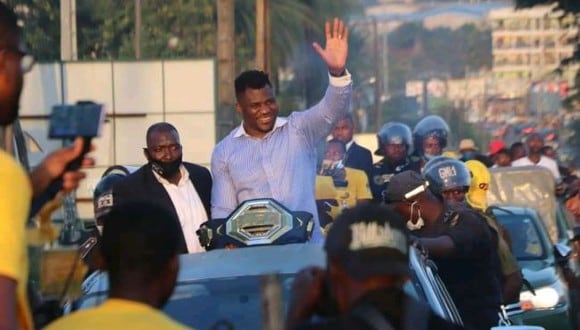 El espectacular recibimiento a Francis Ngannou en su vuelta a Camerún con el título de UFC. (Twitter)