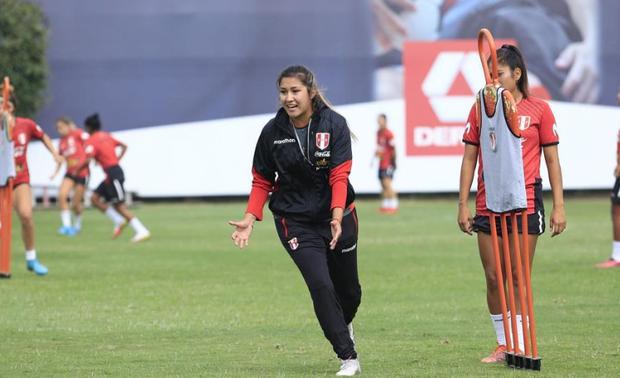 María José Cáceres, asistente técnico de la Selección Peruana femenina. Ella fue jugadora de Universitario de Deportes y estudió para tener la Licencia Pro. (Foto: Instagram)