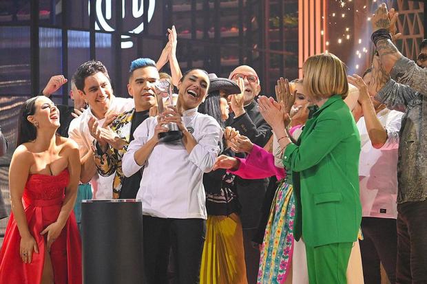 El aplauso de los compañeros de Irma Miranda, ganadora de la competencia (Foto: TV Azteca)