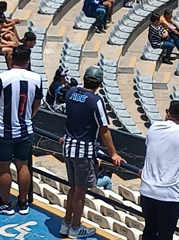 Carlos Zambrano en la tribuna occidente del estadio Alejandro Villanueva. (Foto: Gerson Cuba / Ovación)