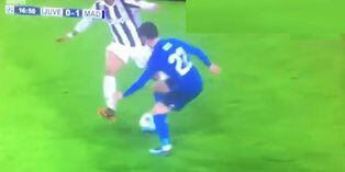 Fantasía pura en Turín: el elegante 'caño' de Isco que dejó desorientado a Douglas Costa [VIDEO]