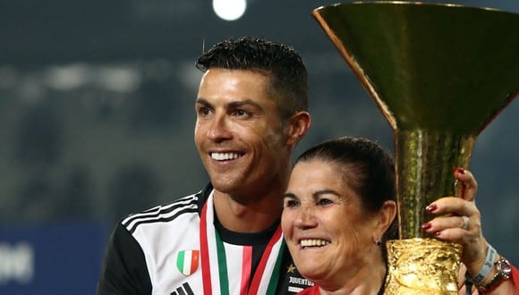 El futbolista portugués Cristiano Ronaldo al lado de su madre Dolores Aveiro, a quien ama y adora (Foto: Isabella Bonotto / AFP)