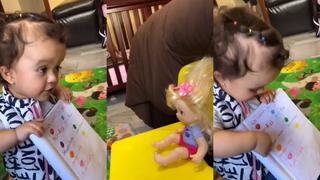 Bebé enseña a su muñeca a hablar en inglés y todos en TikTok quieren anotarse en sus clases