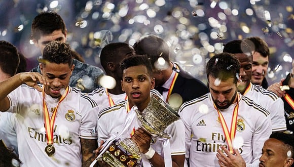 Rodrygo en la celebración del Real Madrid tras conquistar la Supercopa de España. (Getty Images)