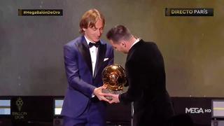 Cedió la posta: Luka Modric le dio un abrazo a Lionel Messi al entregarle el Balón de Oro 2019 [VIDEO]