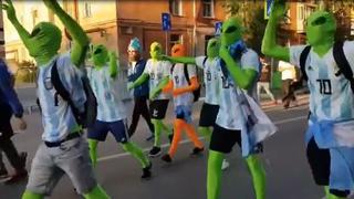 El mejor disfraz del Mundial: los ‘extraterrestres’ llegaron a ver el Argentina vs. Croacia