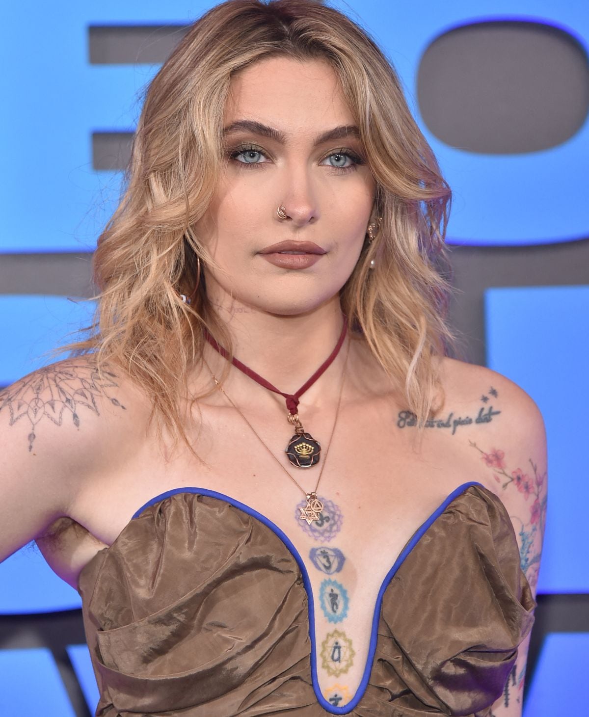 Paris Jackson llega a los 47th People's Choice Awards en el Barker Hangar de Santa Mónica, California, el 7 de diciembre de 2021 (Foto: Lisa O'Connor / AFP)