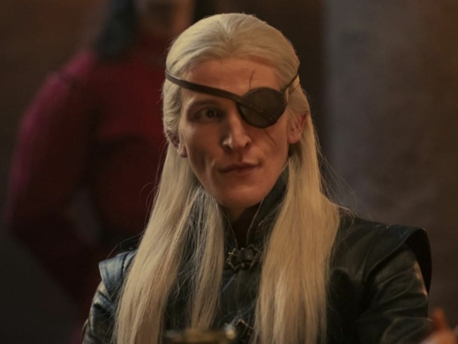 Aemond encuentra una moneda que revela más de lo que aparenta sobre los asesinos del castillo (Foto: HBO)