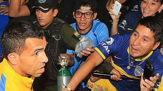 Carlos Tevez fue recibido en Bolivia por hincha de Bolívar... ¡con  tanque de oxígeno!