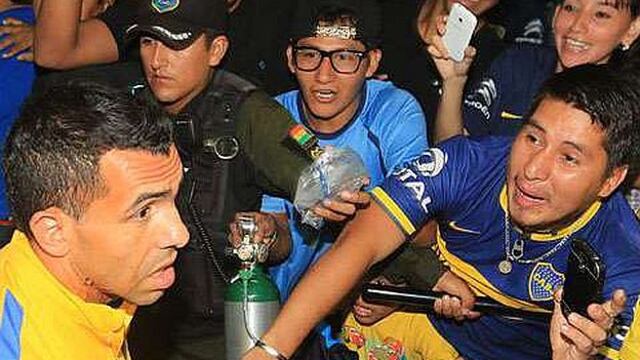 Carlos Tevez fue recibido en Bolivia por hincha de Bolívar... ¡con  tanque de oxígeno!