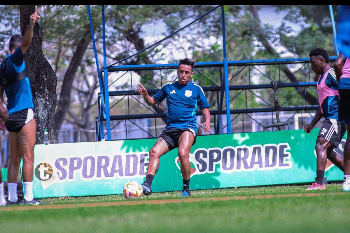 Christian Cueva sigue siendo fundamental en el equipo ecuatoriano. (Foto: @csemelec)