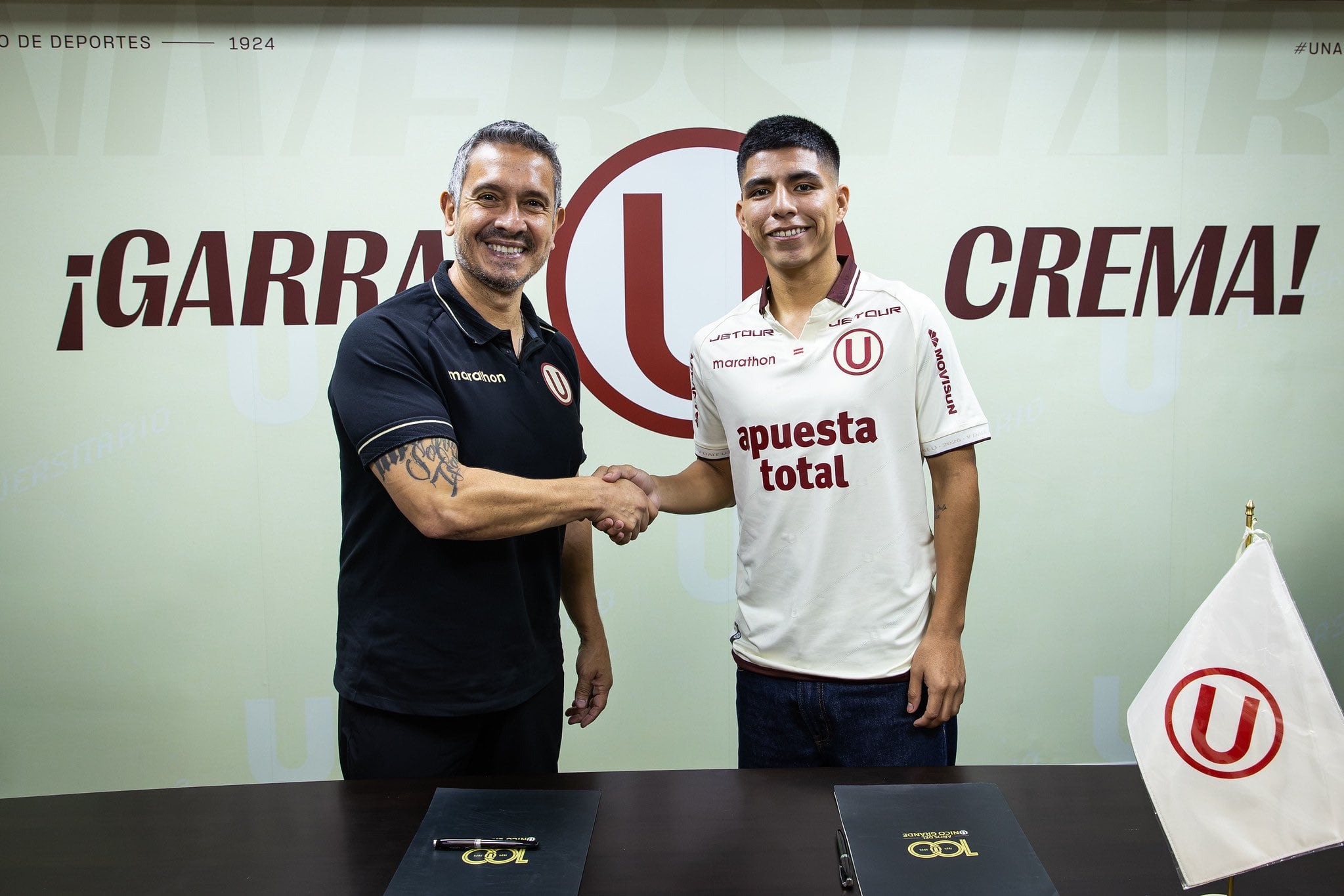 Presentación de Piero Quispe como nuevo refuerzo para la temporada 2026. (Foto: Universitario)