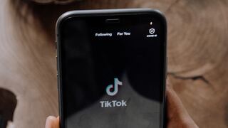 Pasos para cambiar TikTok al modo oscuro desde Android