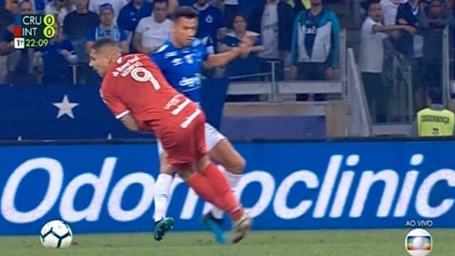 Eso es cárcel y perpetua: Paolo Guerrero recibió fuerte golpe y salió sentido en duelo por semis de Copa Brasil [VIDEO]