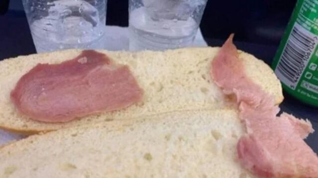¿Un bocadillo de altura? Pasajera de avión pagó 7 dólares por el sándwich de tocino “más triste del mundo”