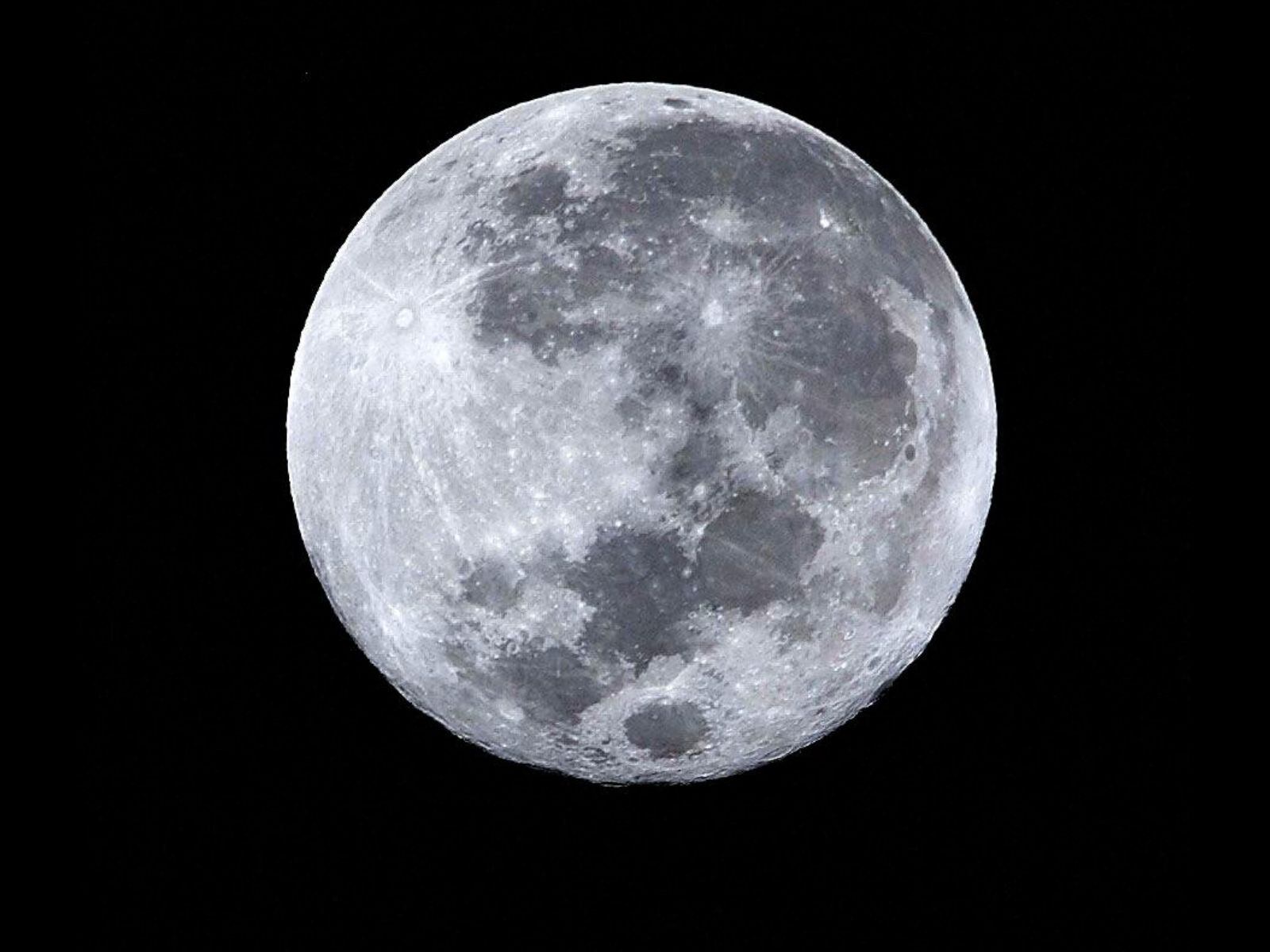 La luna llena es una fase lunar que sucede cuando nuestro planeta se encuentra situado entre el Sol y la Luna, casi alineados (Foto: AFP)