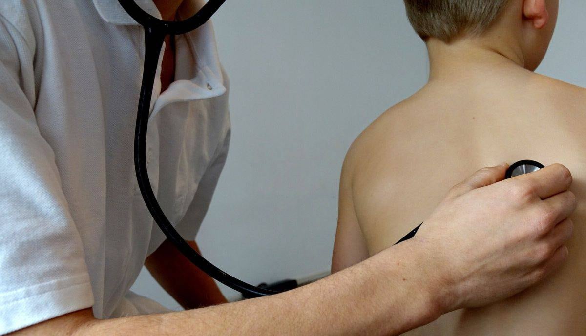 Doctor revisando los pulmones de menor para analizar un supuesto daño causado por el COVID-19 (Foto: Pixabay)