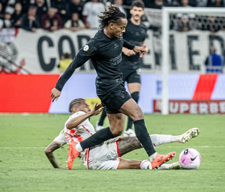 Carrillo luchando en el competitivo Brasileirao. (Foto: Getty Images)