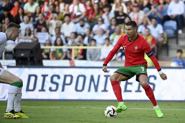 Cristiano Ronaldo afronta su sexta Eurocopa. Logró el ansiado título en 2016 y espera obtener la gloria esta vez en tierras alemanas.  (Photo by MIGUEL RIOPA / AFP)