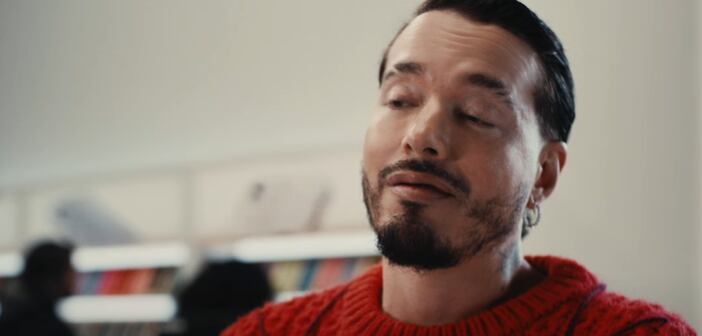 J Balvin se robó el show durante el comercial de Verizon para el Super Bowl (Foto: Verizon / Youtube)