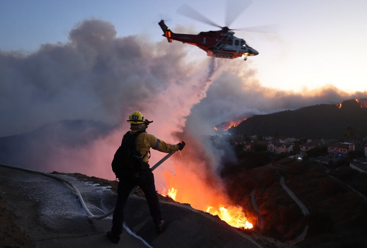 Más de 250 bomberos combaten el incendio por aire y tierra en la zona de Pacific Palisades. (Foto: AFP)