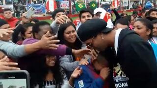 Ronaldinho en Perú: Niño con la camiseta del Barcelona llora al abrazar al brasileño en el Callao