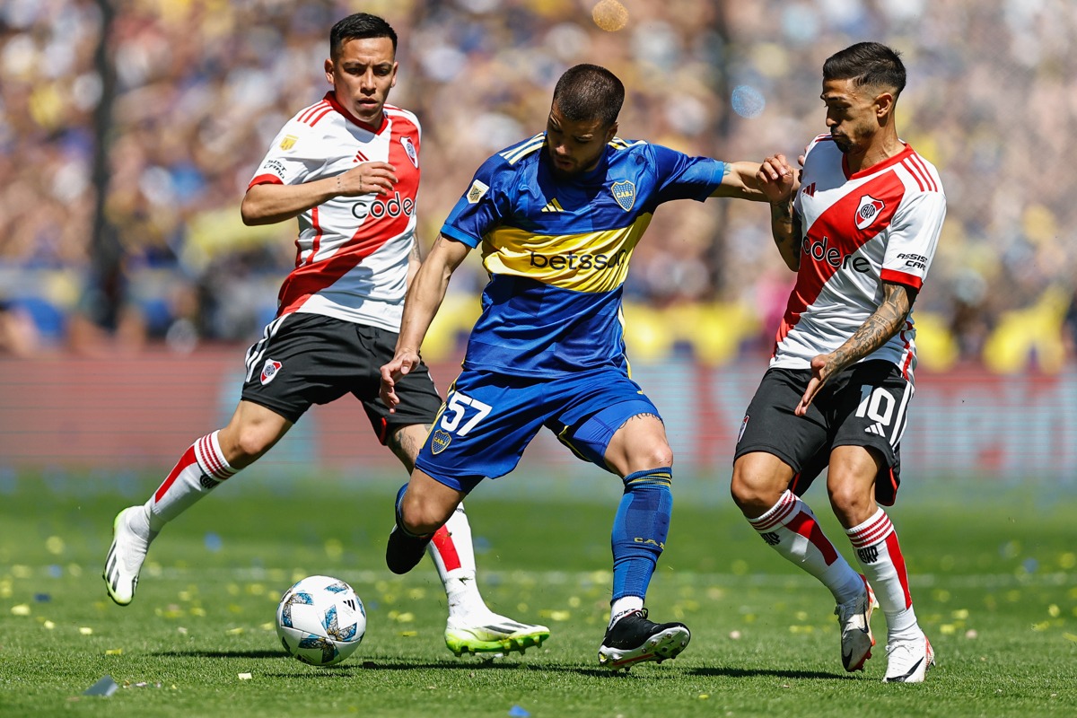 Boca Juniors recibe a River Plate en La Bombonera. (Foto: EFE)