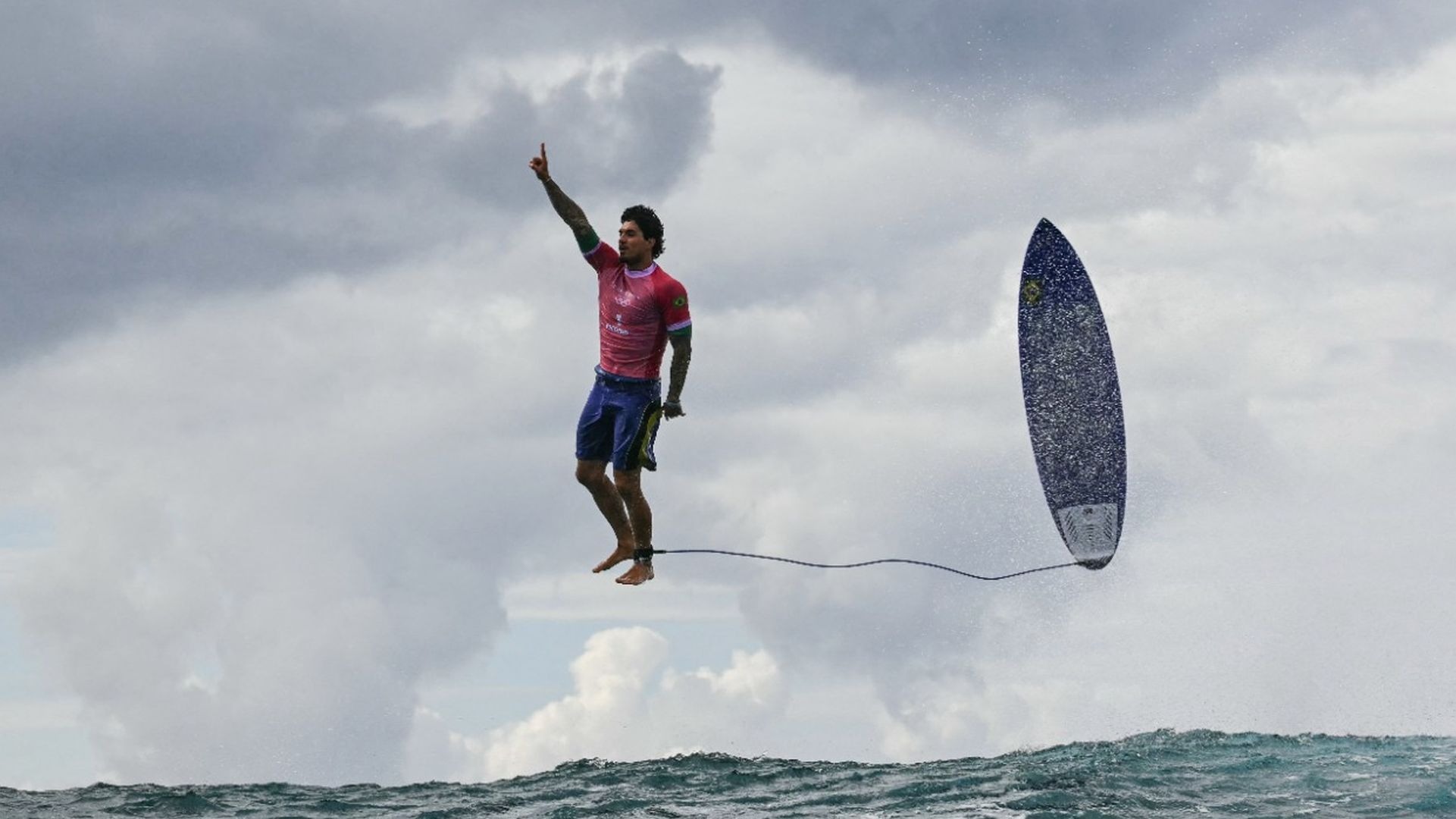 Celebración de Gabriel Medina en París 2024 (Jerome BROUILLET / AFP)