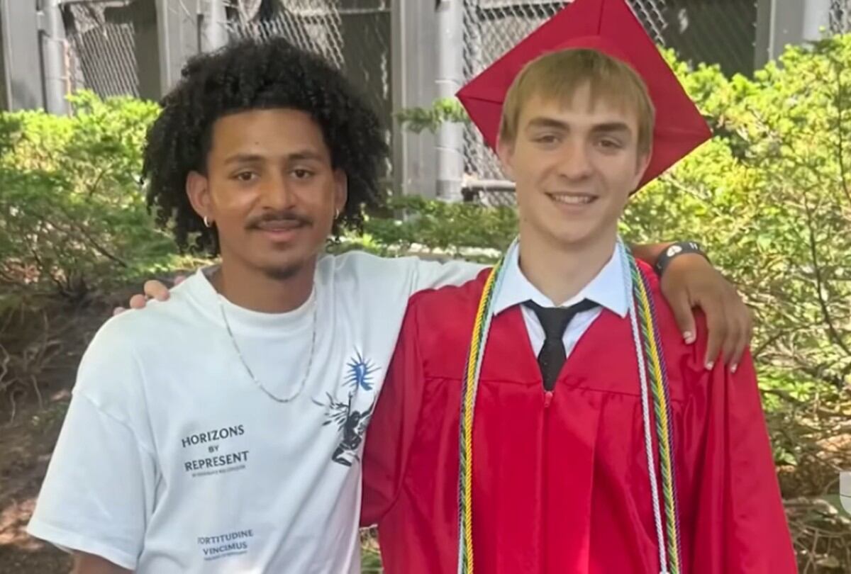 Su madre lo acompaña en este proceso, convirtiéndose en su apoyo mientras él inicia su carrera profesional en Honduras. | Crédito: YouTube Univision Noticias