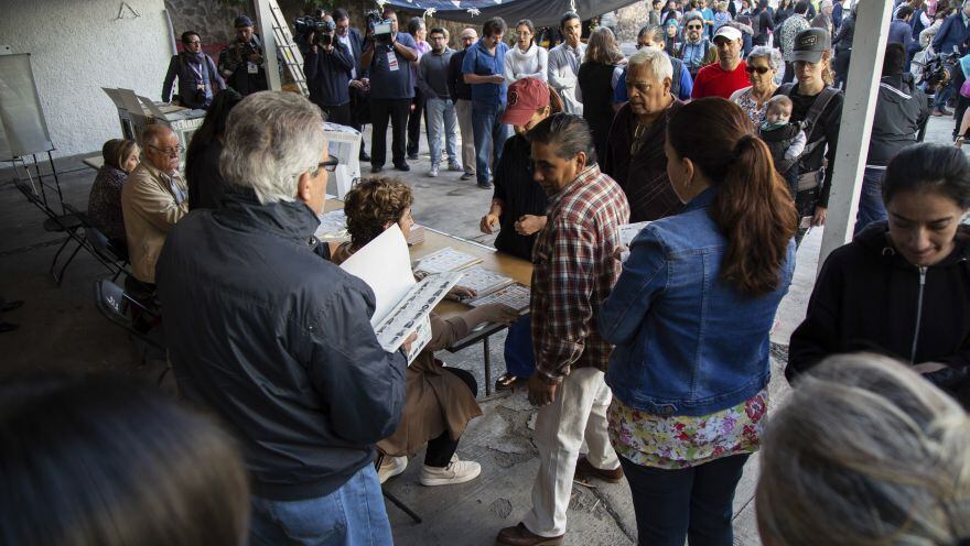 En su proyecto de nación 2018-2024 también pretende un rescate del campo, revisar millonarios contratos derivados de la reforma energética, un gobierno "austero, sin lujos ni privilegios" y reducir sueldos de altos funcionarios públicos hasta en un 50%. Todo para incrementar programas sociales y reducir la pobreza. (Foto: AFP)