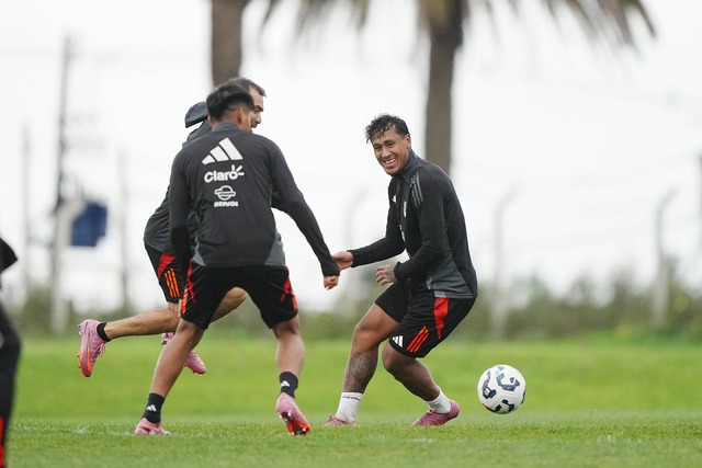 Selección Peruana cumplió su tercer día de entrenamientos en Montevideo ya con el equipo completo. (Foto: FPF)