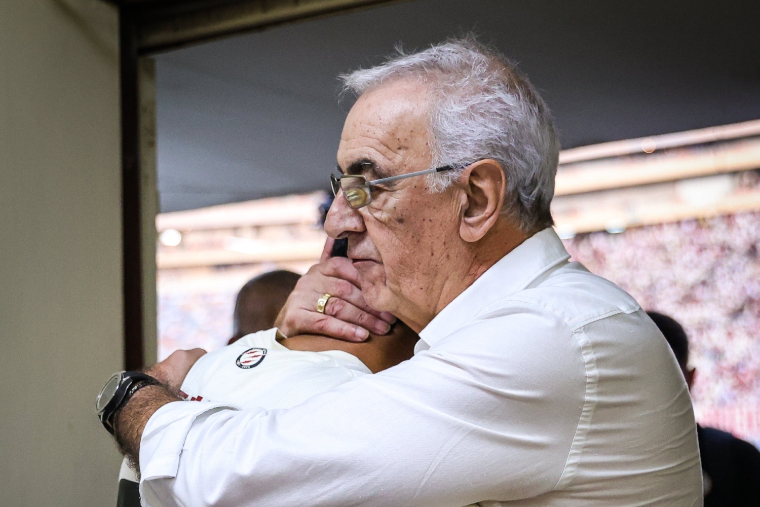 Jorge Fossati y el abrazo con César Inga, el polifuncional defensor que encontró en su regreso a Universitario. (Foto: Universitario / X)