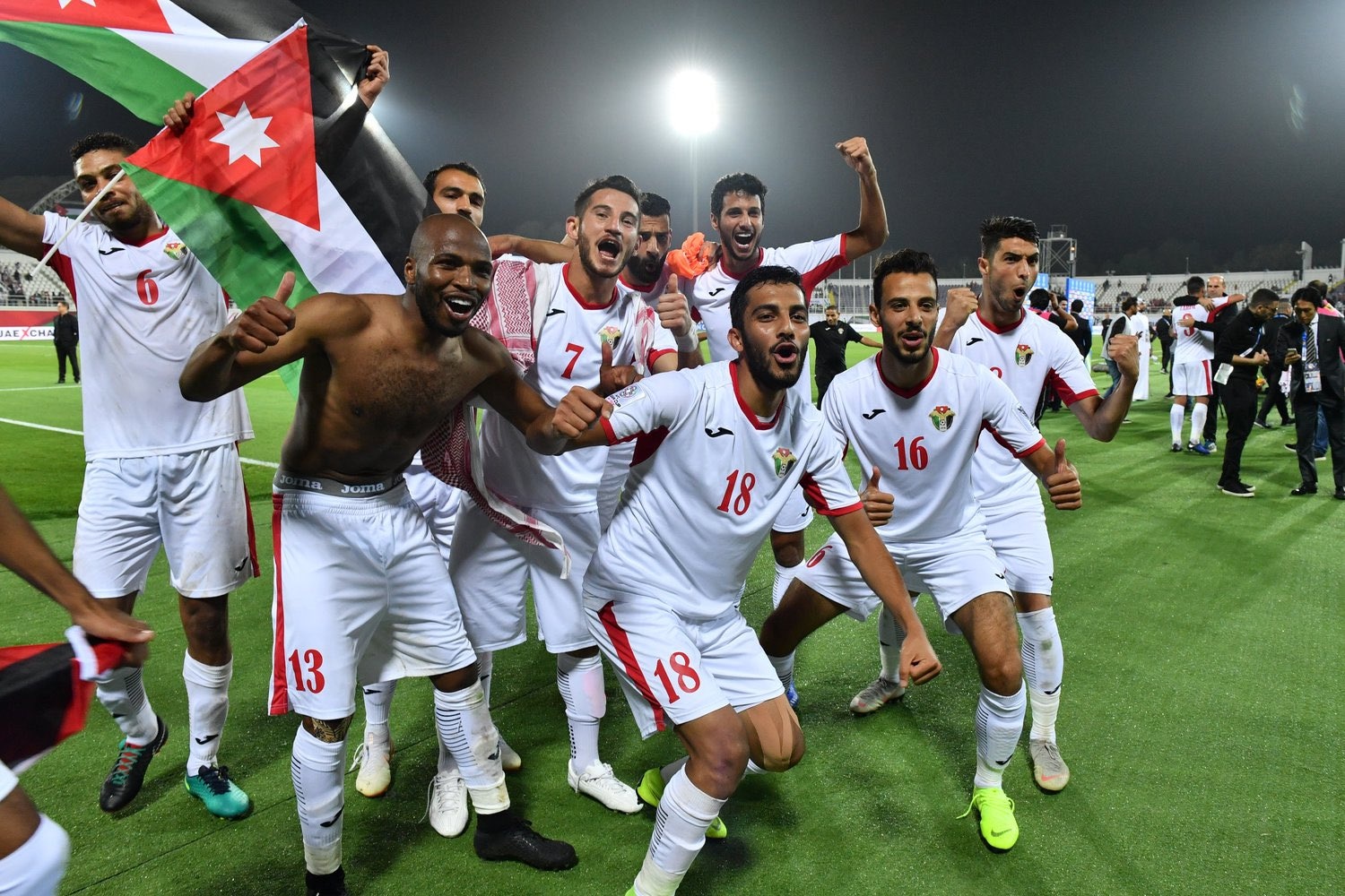 Jordania goleó 3-0 a Omán para clasificar a su primer Mundial de la historia.