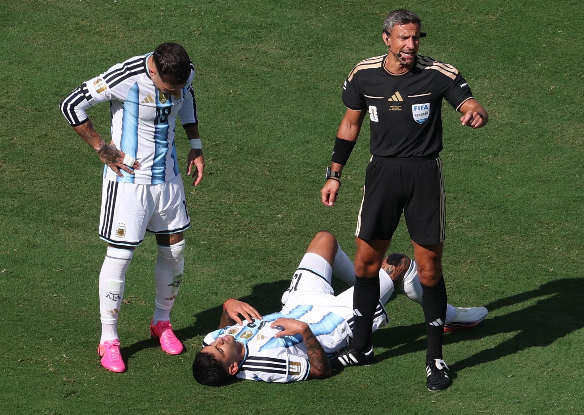 ¡Otro golpe para Argentina! Cuti Romero se lesionó y dejó a Scaloni con un gran problema (Foto: EFE)