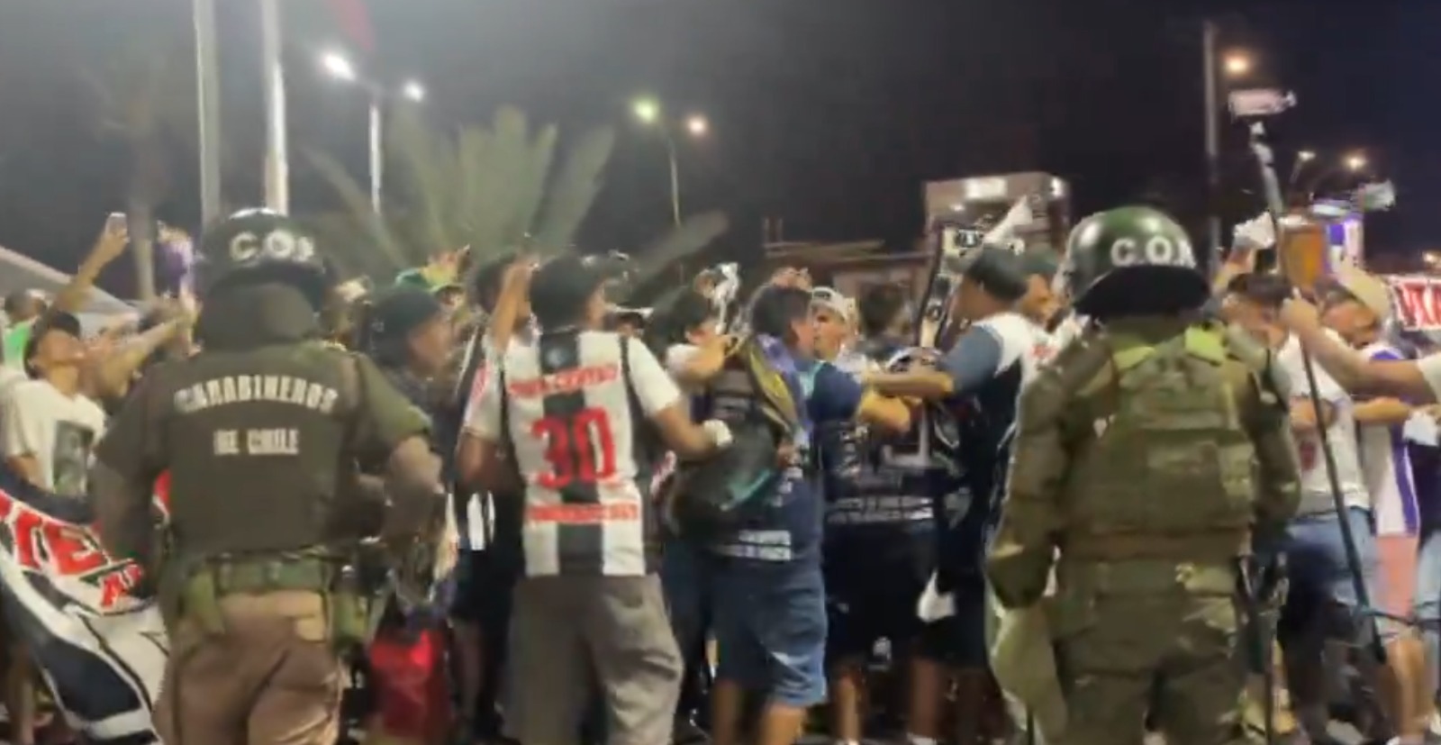 Banderazo de los hinchas de Alianza Lima en Chile. (Captura: @cheloneta10)