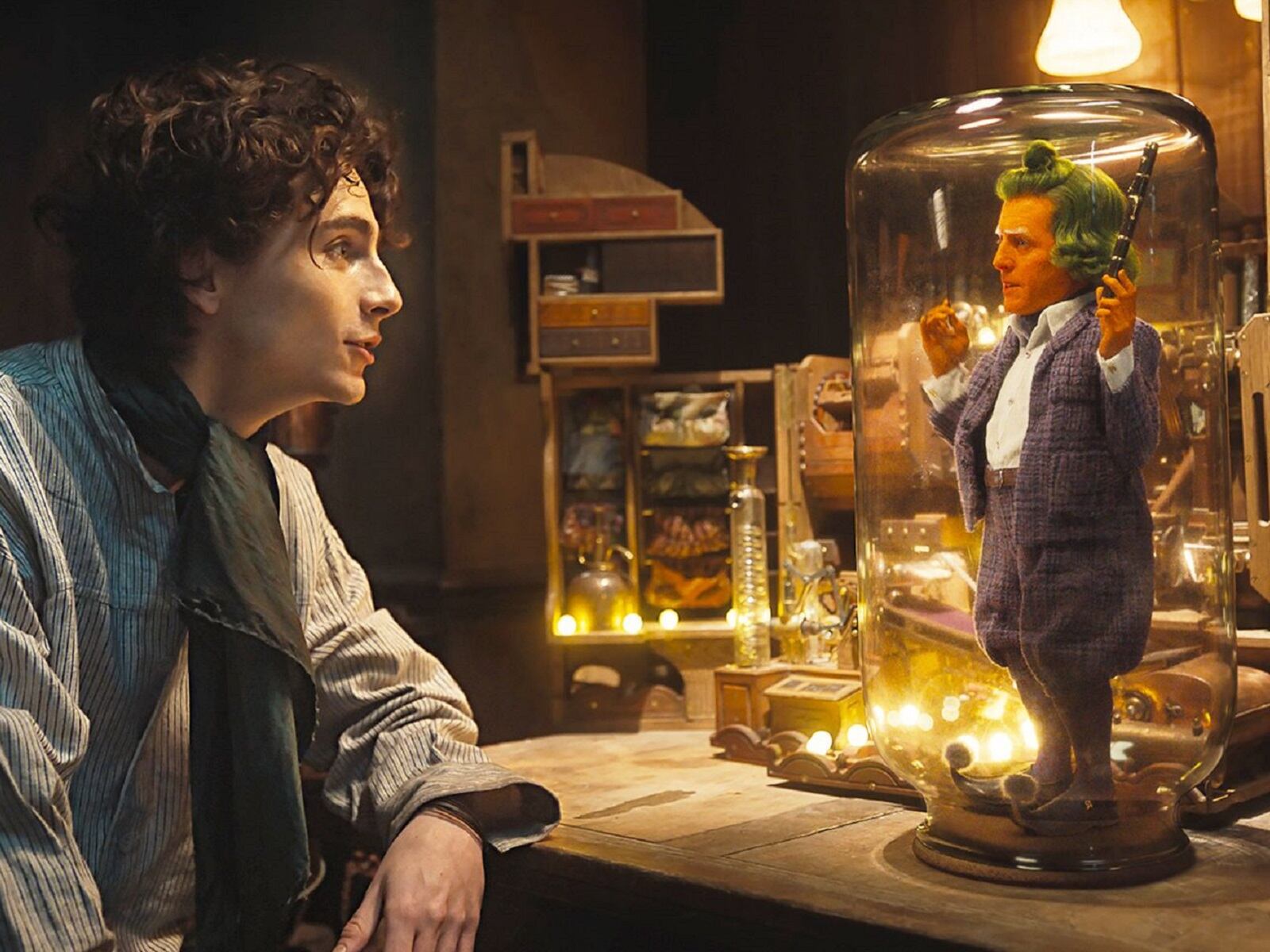 Willy Wonka habla con un Oompa-Loompa en "Wonka", película dirigida por Paul King, (Foto: Warner Bros. Pictures)